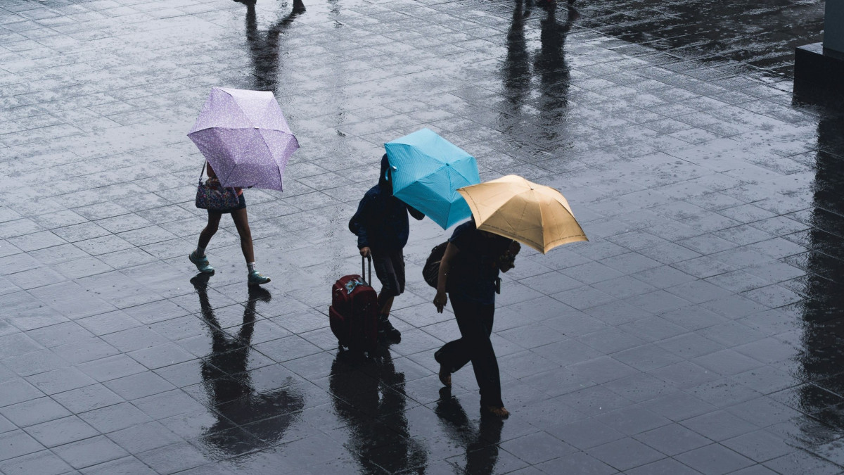 o καιρός το πάσχα: επιτάφιος με μπουφάν - με ομπρέλες η ανάσταση και το ψήσιμο του οβελία