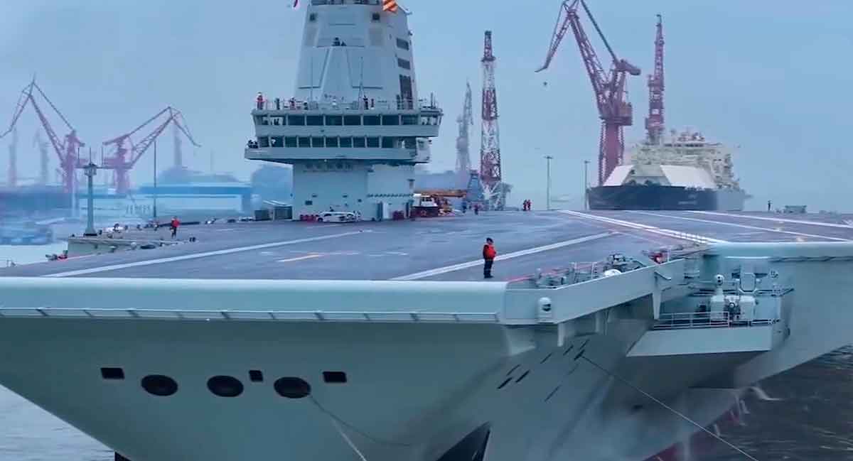 vidéo : le gigantesque porte-avions chinois fujian entame ses essais en mer : découvrez ses caractéristiques