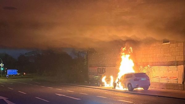 brandstiftung: autos stehen unter a59-brücke in flammen