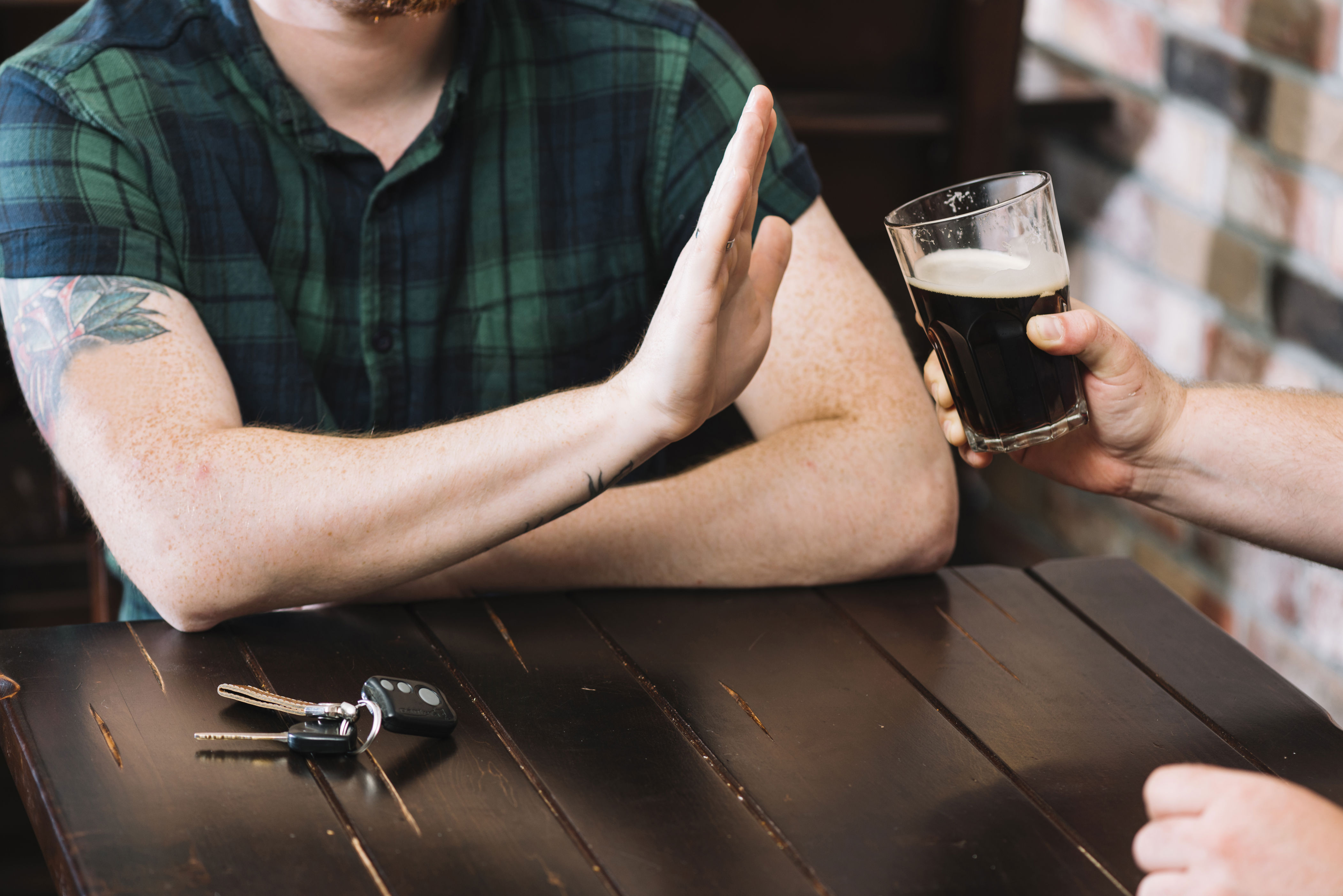 parar de beber álcool: os benefícios imediatos para saúde
