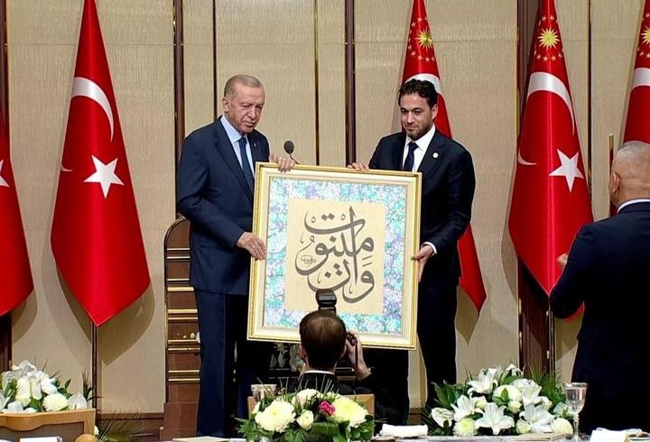 cumhurbaşkanı erdoğan'a hat yazısı ile yazılmış 'one minute' hediye edildi.
