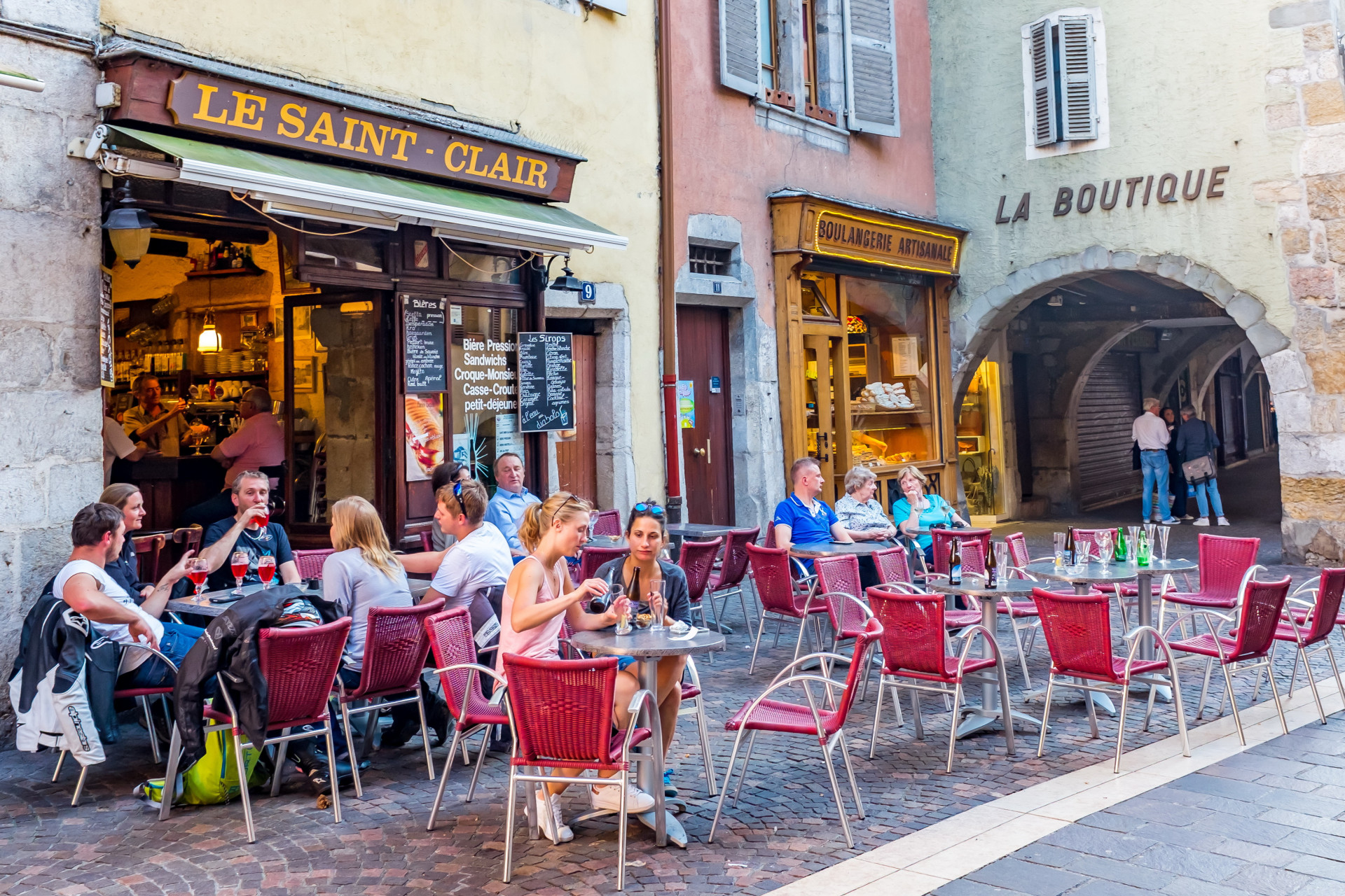 La vieille ville héberge également de très nombreux bars et restaurants où goûter les spécialités locales, du génépi à la tartiflette en passant par la traditionnelle fondue savoyarde.<p>Tu pourrais aussi aimer: </p>