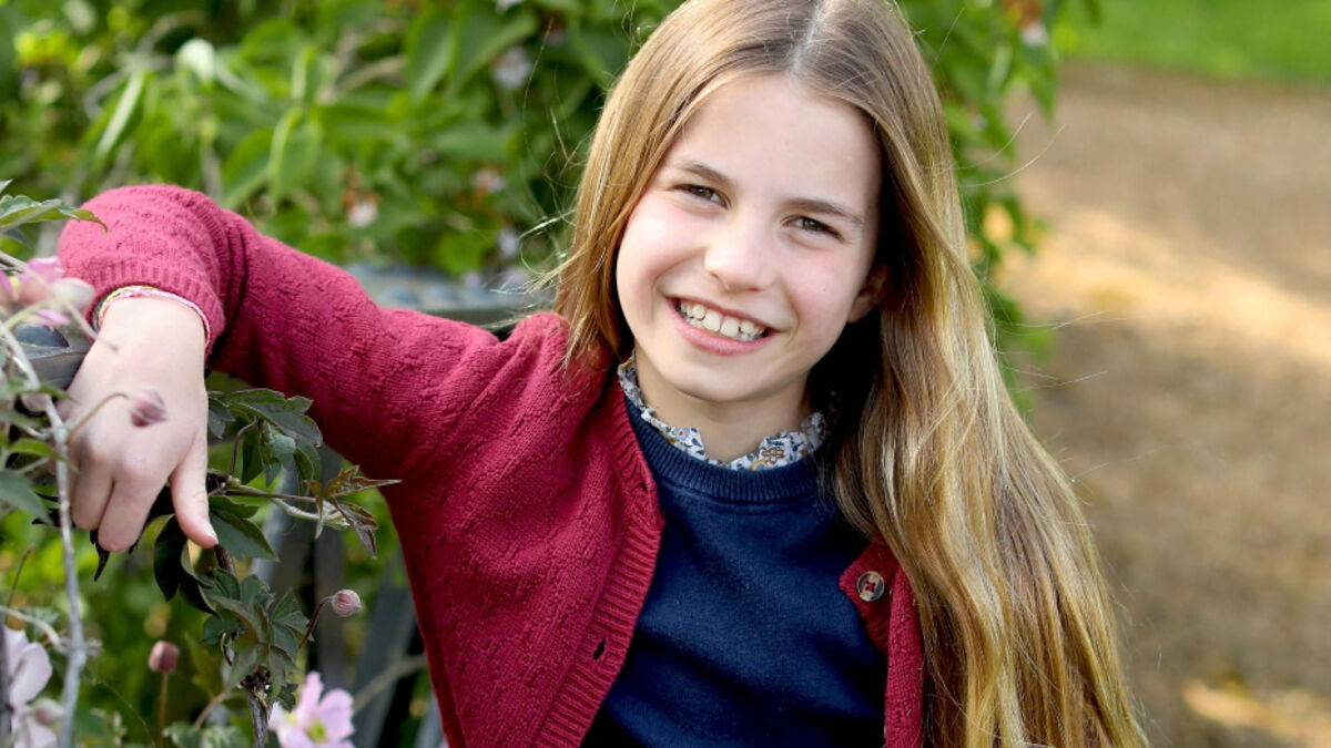 kate middleton publie un nouveau portrait de la princesse charlotte, à l’occasion de ses 9 ans
