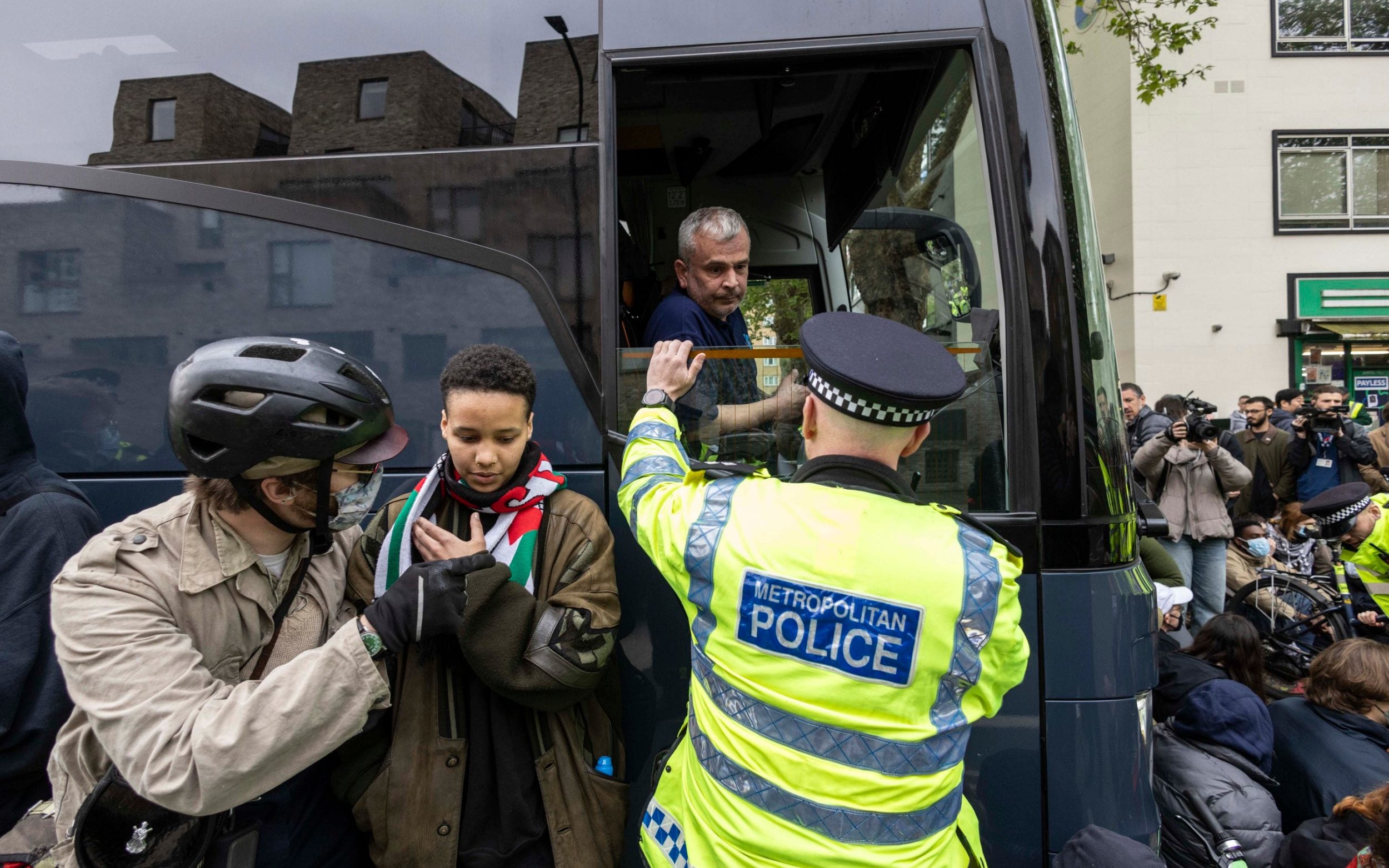 bus leaves peckham without migrants after protesters disrupt removal