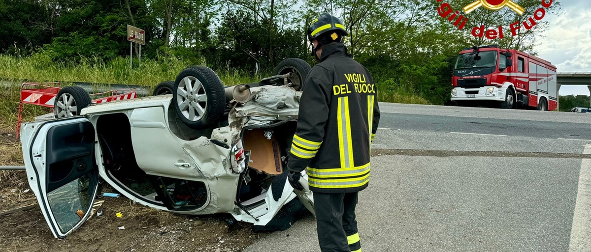 Perde Il Controllo Dell’auto E Si Ribalta