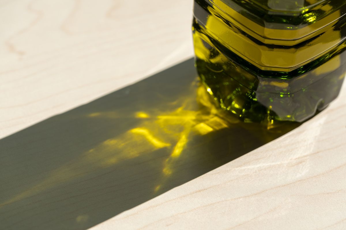 here's what really happens when you store olive oil in plastic bottles