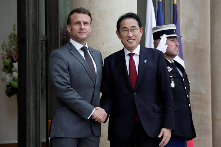 Le président français Macron rencontre le Premier ministre japonais Fumio Kishida. /Photo prise le 2 mai 2024/REUTERS/Benoit Tessier