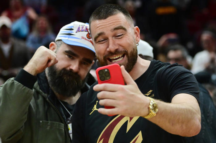 jason kelce converts hecklers into fans with viral 'pro move'