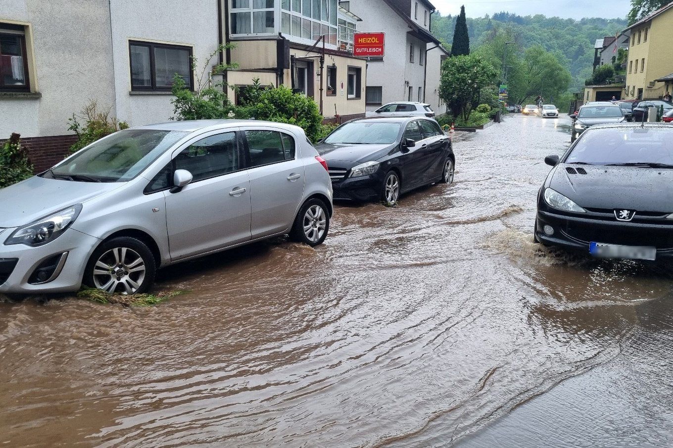 starke unwetter ziehen über deutschland: ort wird geflutet: „zwei flüsse sind über die ufer getreten“