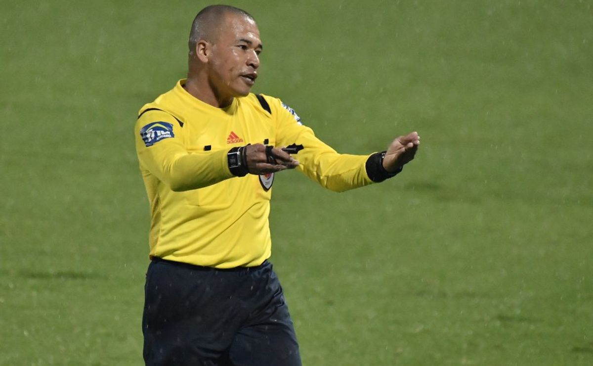 equipo del fútbol colombiano anunció fichaje de un árbitro