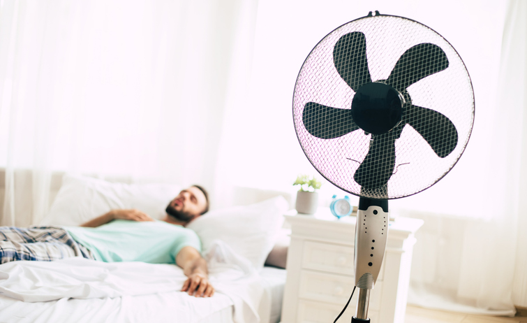 te contamos las ventajas y desventajas de dormir con el ventilador prendido