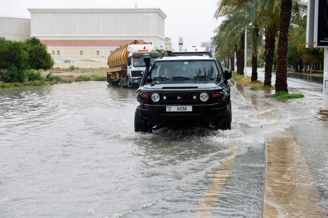 cancelación de vuelos en dubai, cierre de escuelas y oficinas por las lluvias que azotan los emiratos árabes a pocas semanas de mortales inundaciones