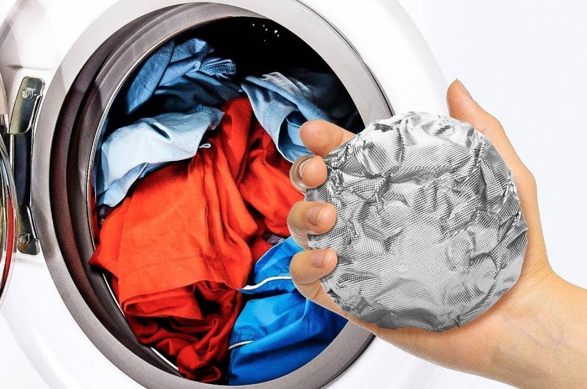 3 secretos de las lavanderías para recuperar ropa desteñida o decolorada
