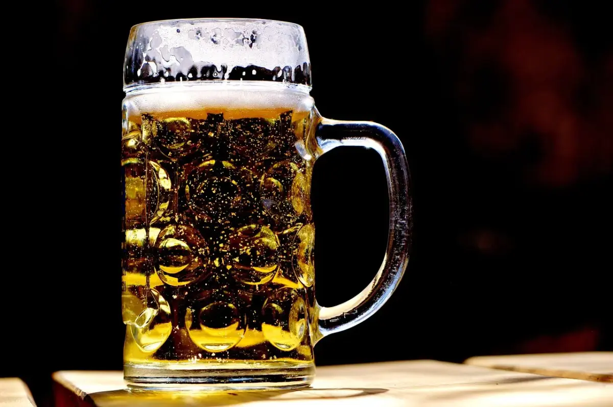 el arte de servir cerveza: la inusual forma de tomar cerveza en república checa