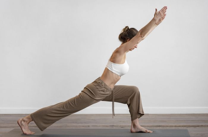 las 4 posturas de yoga que son muy efectivas para eliminar la grasa acumulada en la cintura