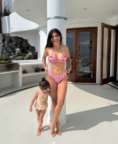 ivana yturbe derrocha ternura y estilo junto a su hija con glorioso bikini blanquirrojo