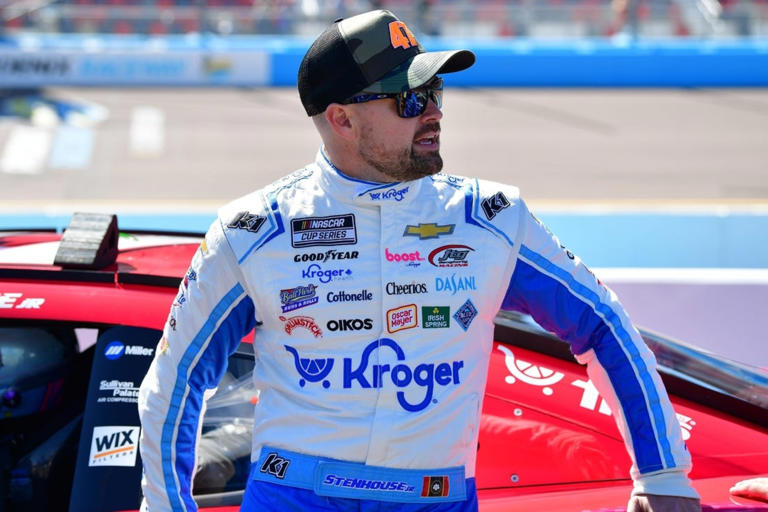 Ricky Stenhouse Jr. signs contract extension with JTG Daugherty Racing