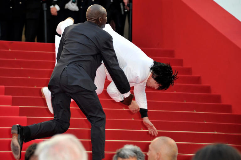 Jason Derulo went viral for falling down the stairs of the Met Gala. He ...