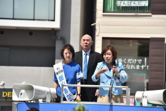 日本保守党から擁立された飯山陽候補は、党首の百田尚樹さんや有本香さんが応援に立った（撮影：小川裕夫）
