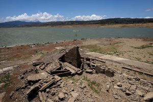 Parched Nueva Ecija dam reveals centuries-old town, luring tourists