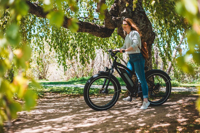 In the bustling urban landscape, electric bikes have become the go-to mode of transportation for green and eco-friendly commuting. Whether you’re a seasoned e-bike enthusiast or a fresh rider ready to embrace the electric journey, these fourteen crucial ebike safety tips are essential to ensure a secure and enjoyable ride through the city streets. 1....