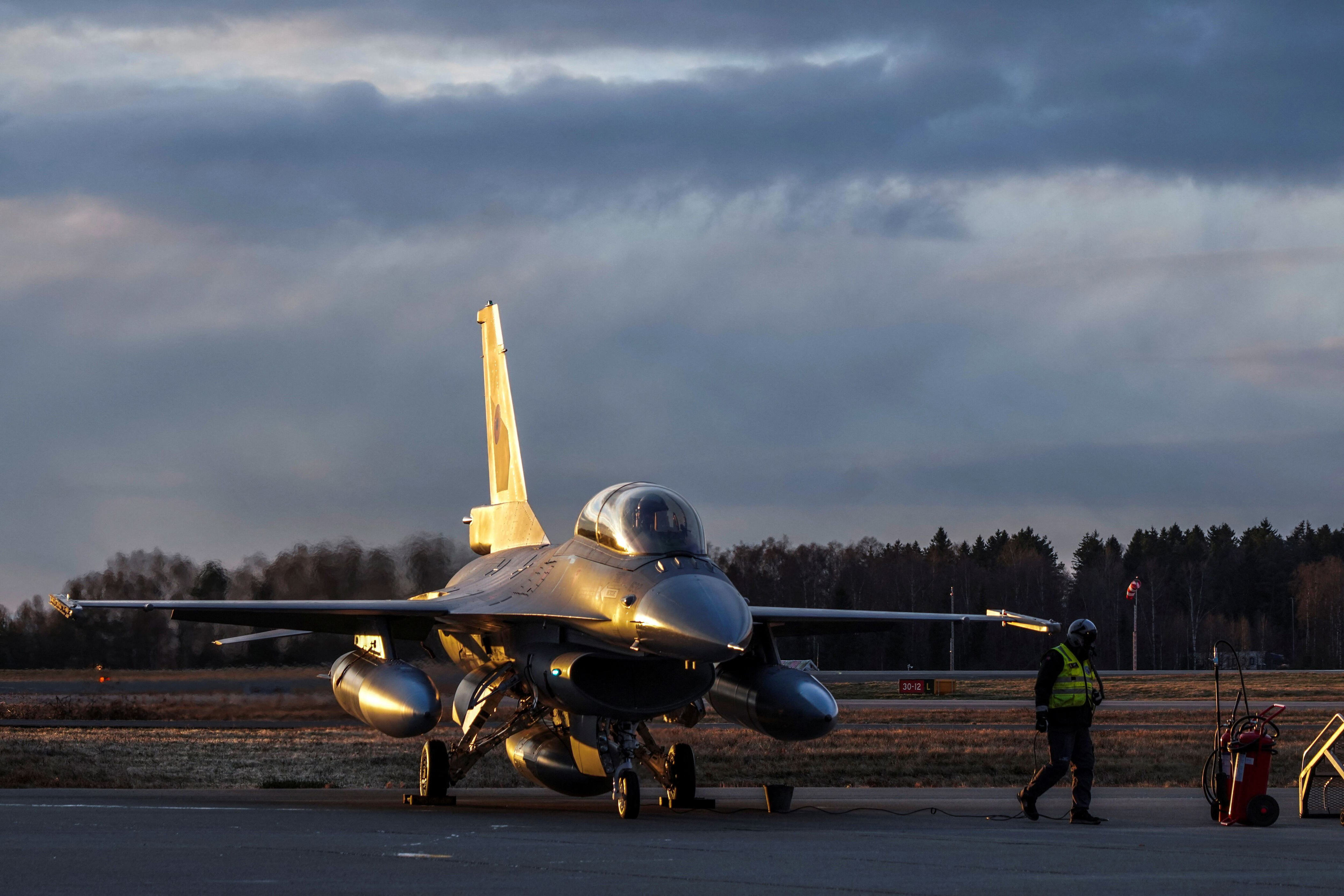 f-16 전투기 우크라 첫 배치… 덴마크 제공 19대
