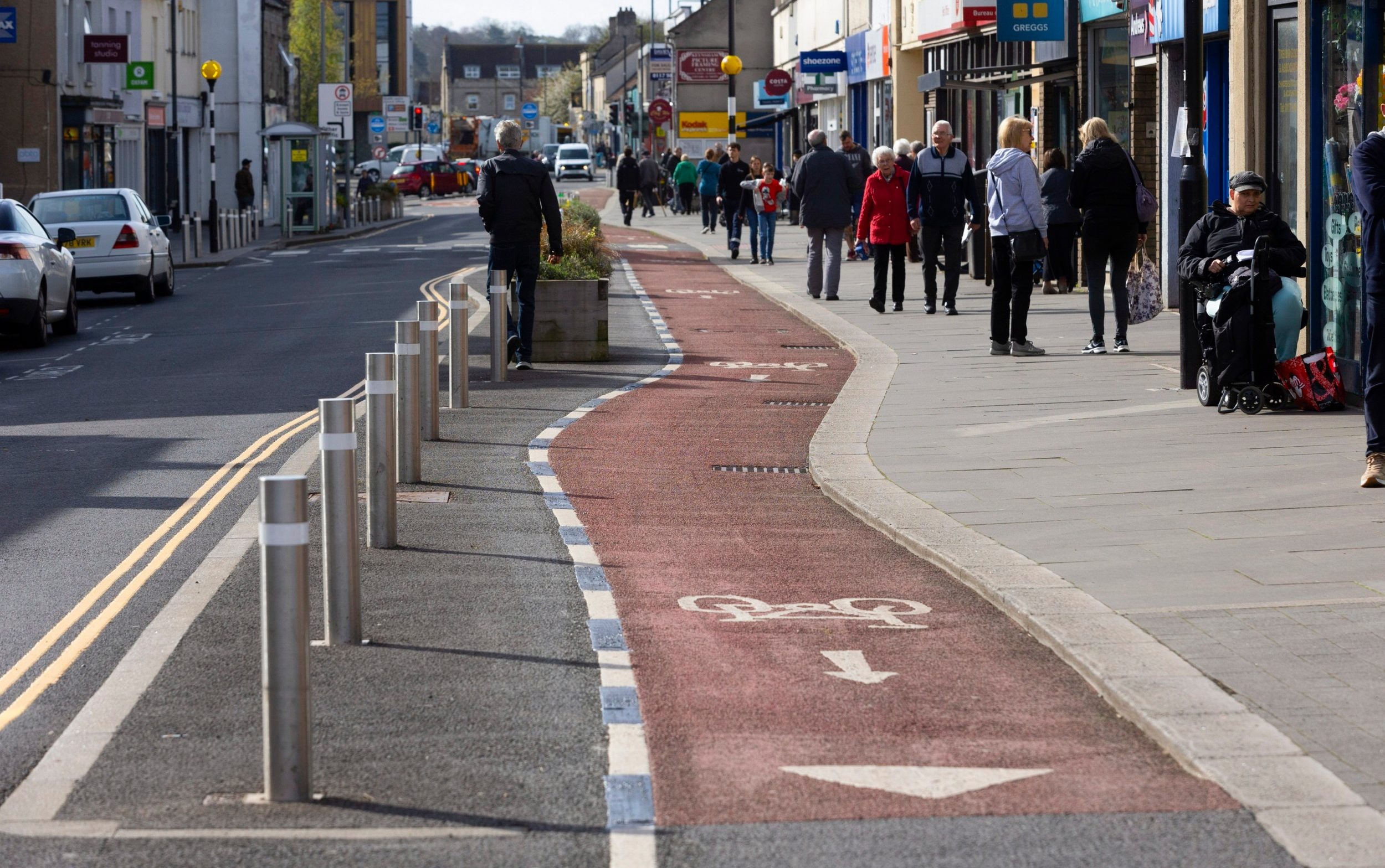 hundreds of people are tripping on this ‘optical illusion’ cycle lane