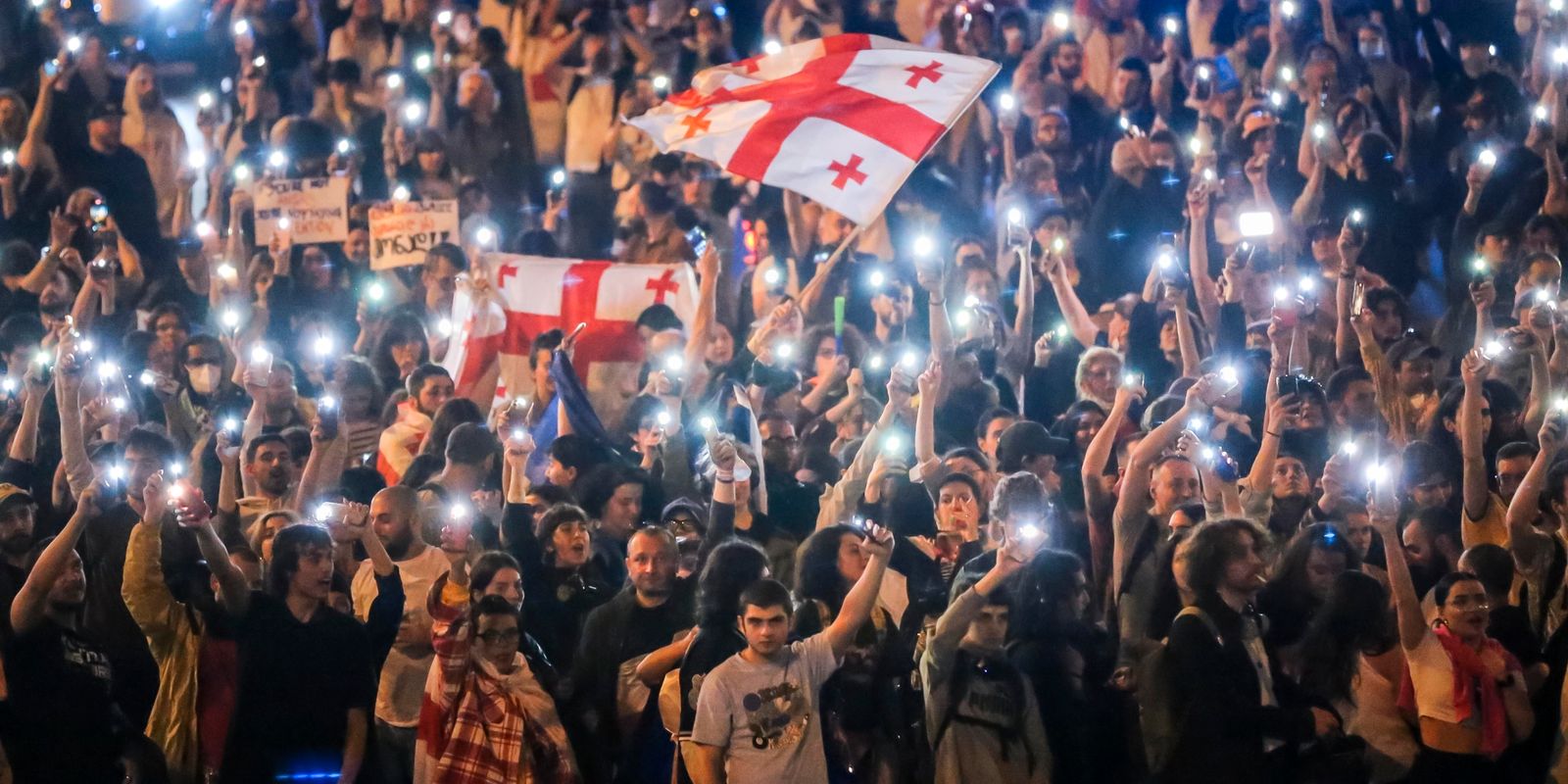 tiotusentals deltar i nya protester i georgien