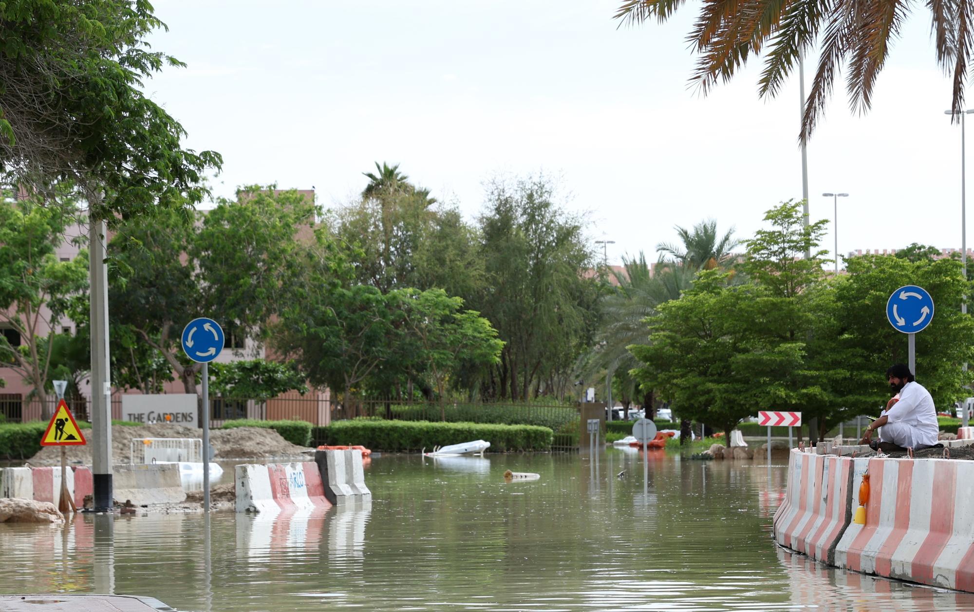 heftige regenfälle in den emiraten: schulen und büros geschlossen