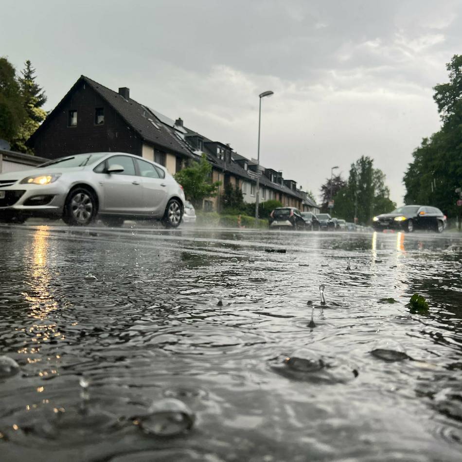 überflutete straßen nach starkregen in düsseldorf