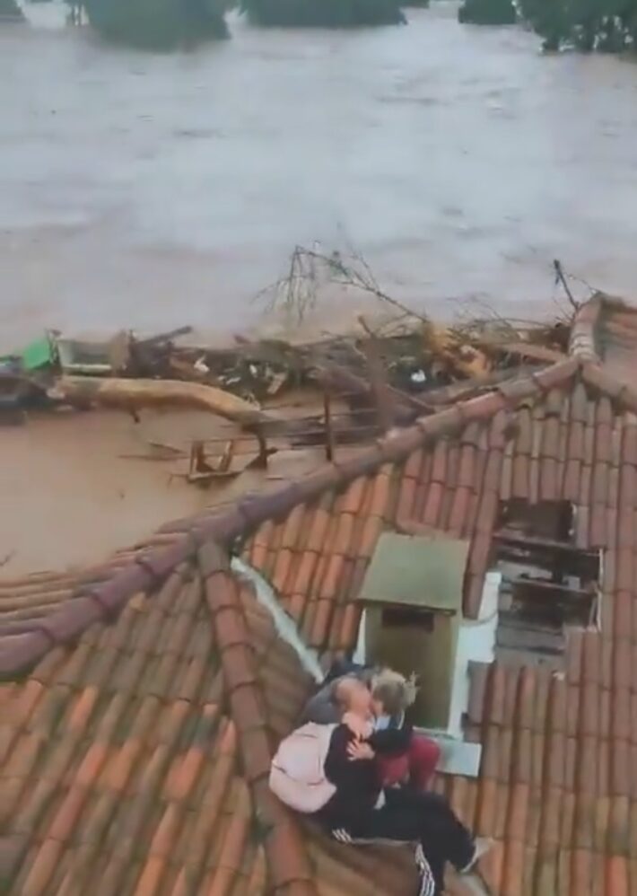 vídeo: helicóptero da polícia resgata casal no telhado de casa em cidade do rio grande do sul