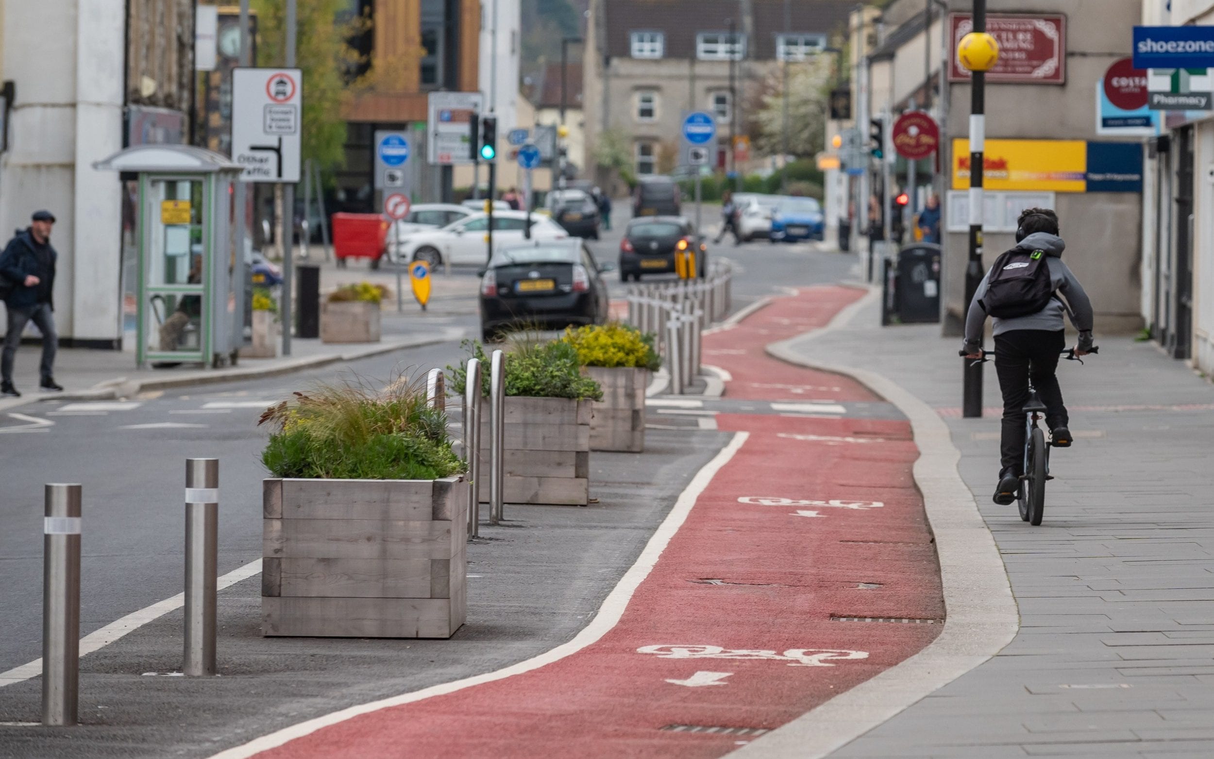 hundreds of people are tripping on this ‘optical illusion’ cycle lane