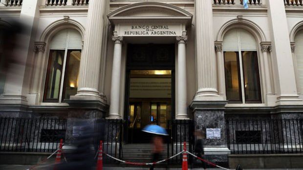 arjantin merkez bankası faiz oranını yüzde 50ye düşürdü