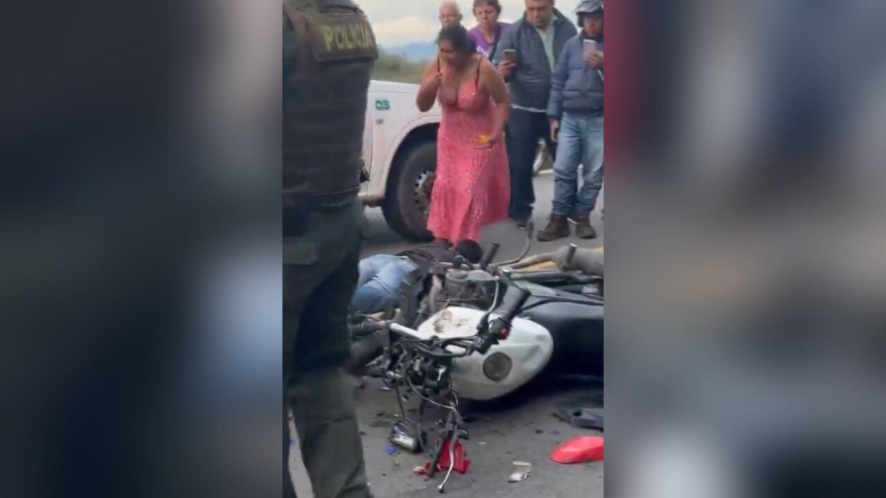 el extraño comportamiento de mujer que probó la sangre de motociclistas muertos en accidente; quedó captado en video