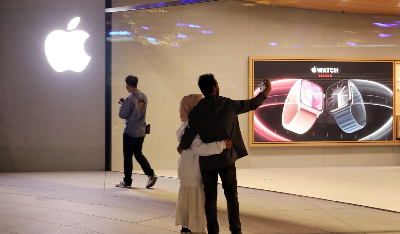 microsoft, apple sales fall as iphone, china businesses remain sluggish