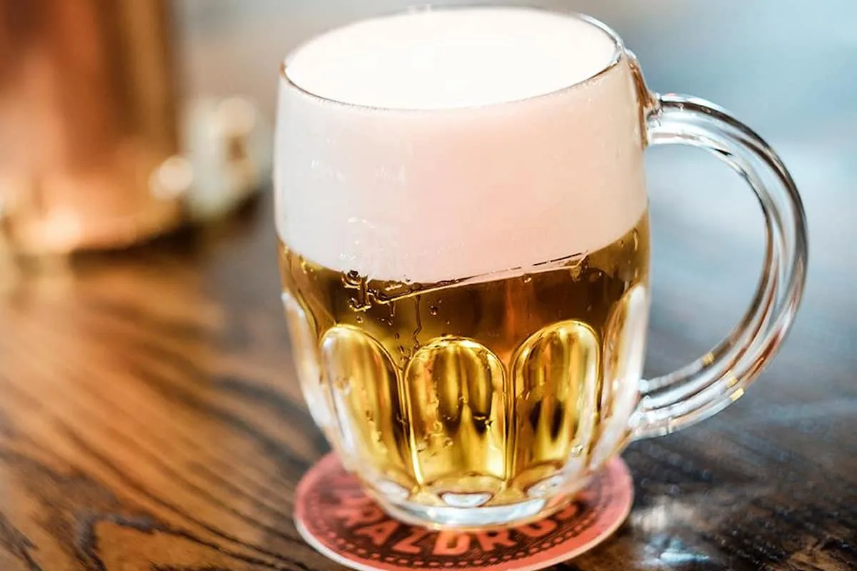 el arte de servir cerveza: la inusual forma de tomar cerveza en república checa