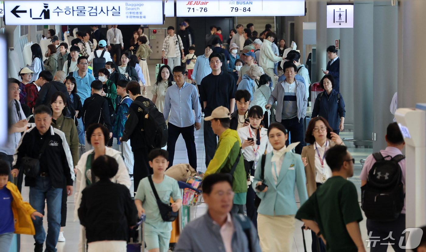 어린이날 연휴 첫날, 김포공항엔 여행객들의 설렘으로 가득했다