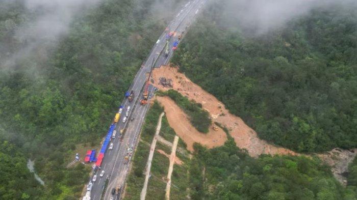 penampakan jalan tol di guangdong china ambruk,48 orang tewas,23 kendaraan terguling ke jurang