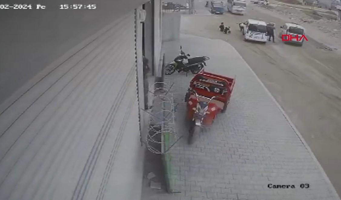 'dur' ihtarına uymadı, polis motosiklete çarparak yakaladı