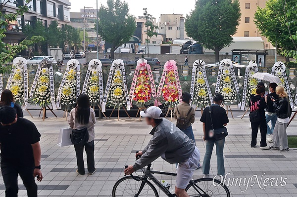 [오마이포토] 근조화환·트럭시위... 하이브 앞 '아미' 항의