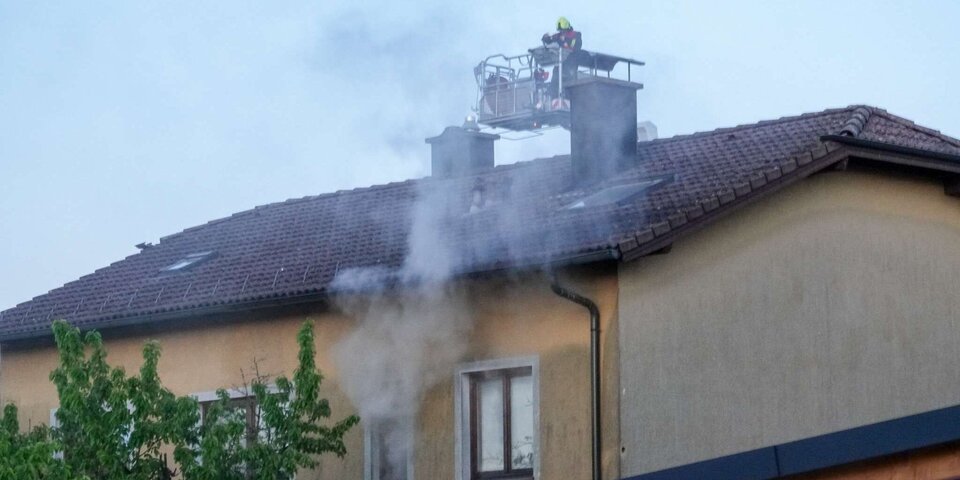 Wohnhaus In Flammen: Zwei Bewohner Im Spital