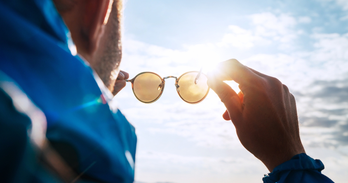 dansk brilleforhandler deler 3 tips: undgå disse fejltagelser når du køber solbriller