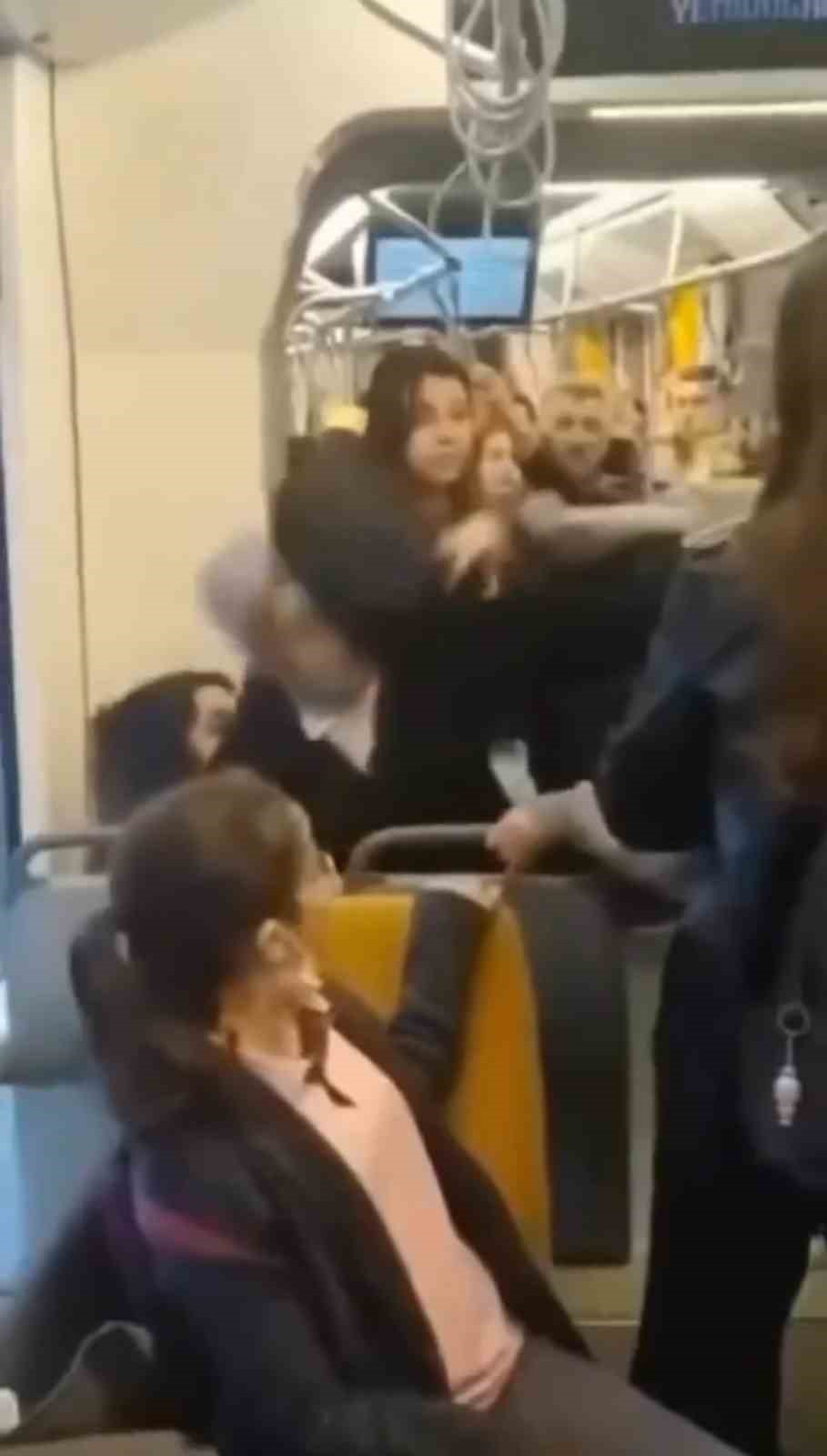 tramvayda kız öğrenciler saç saça baş başa kavga etti