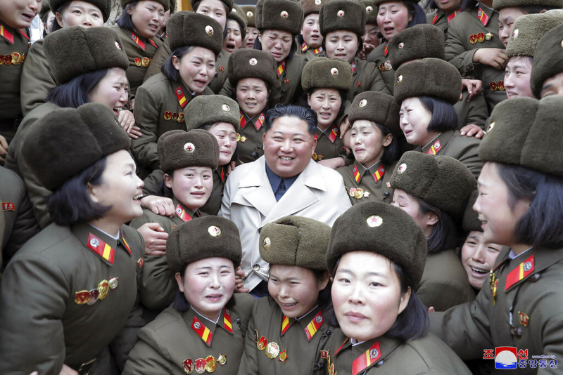 οι 25 παρθένες του κιμ γιονγκ ουν - το casting για την pleasure squad του ηγέτη της βόρειας κορέας