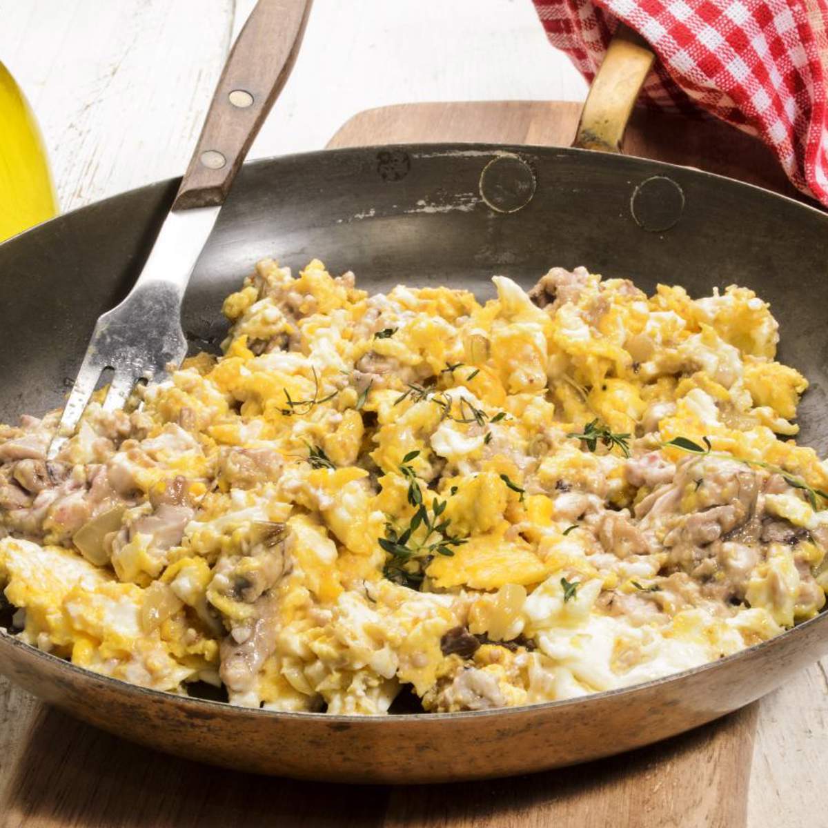 huevos a la porreta, un plato emblemático de castilla-la mancha ¡con 3 ingredientes!