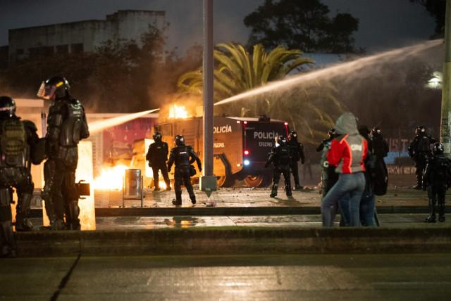 fotos y video: así se enfrentó la policía a encapuchados en la u. nacional en medio de graves disturbios