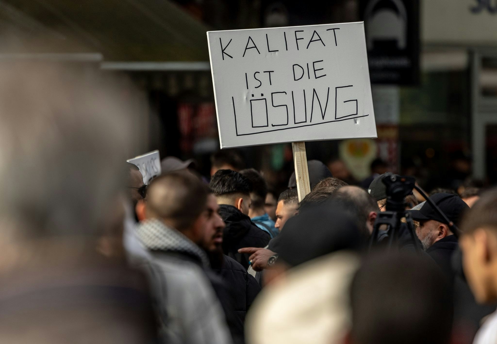 extremismus: nach islamisten-demo: ruf nach kalifat strafbar machen?