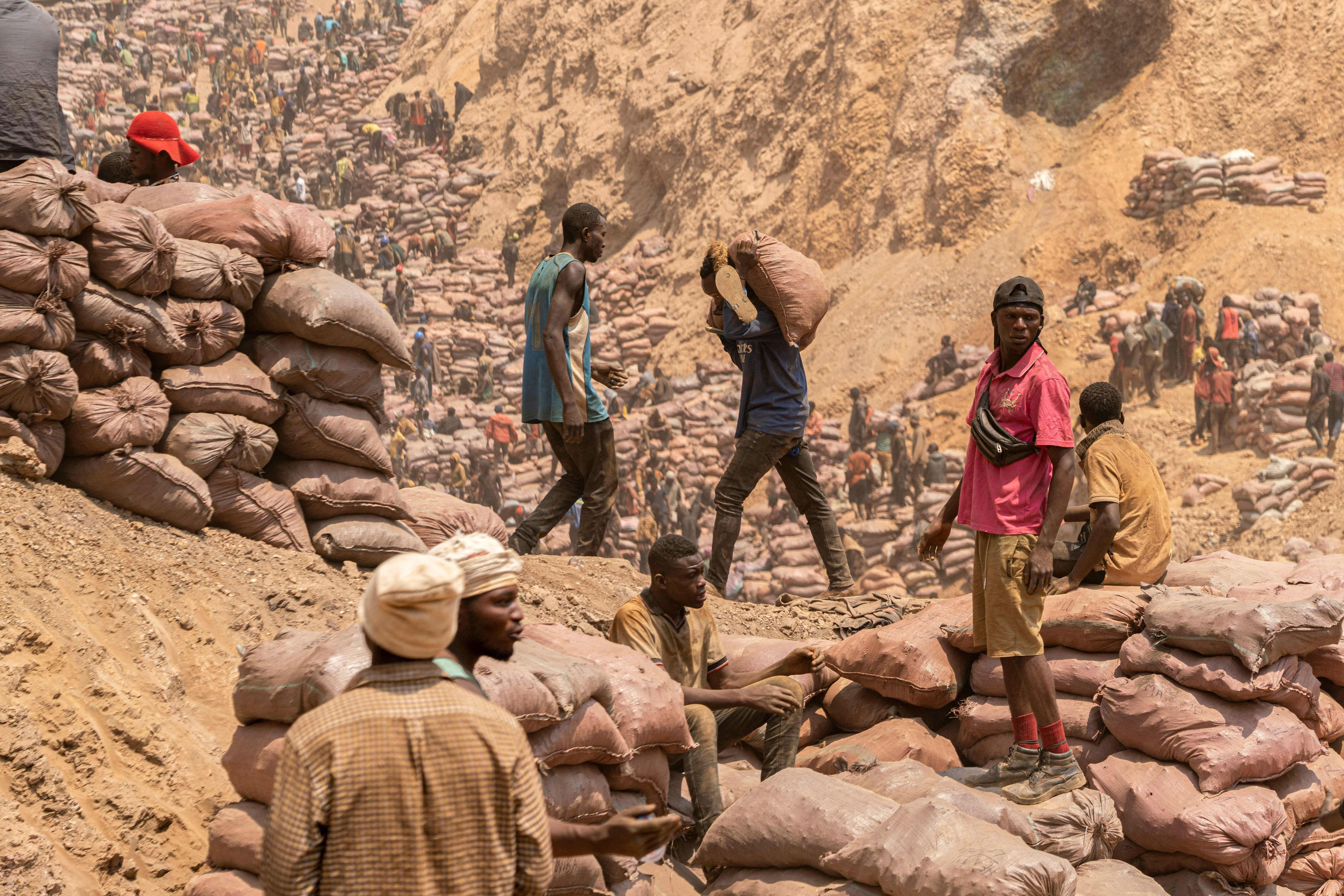 los ‘minerales de sangre’ africanos empañan la imagen de apple y alimentan la tensión entre el congo y ruanda