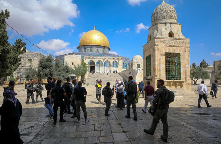 Israeli security forces guard while Jews and tourist visit the Temple Mount, in Jerusalem