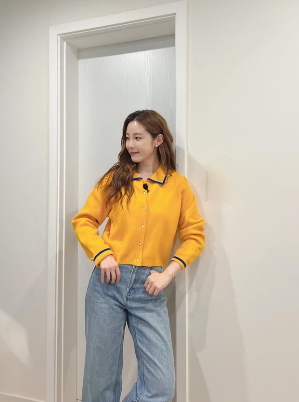 ‘글램미2’ mc 전효성, 봄 활기 더한 컬러풀한 패션